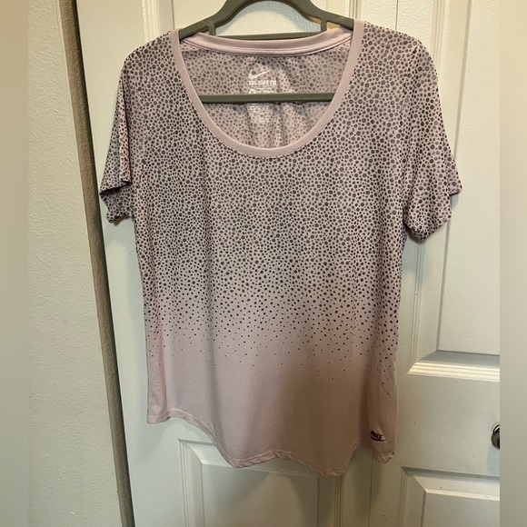 NIKE NWOT AUTHENTIC BLUSH PINK WITH GRAY DOTS & SCOOP NECK SHORT SLEEVES TEE - Picture 1 of 17